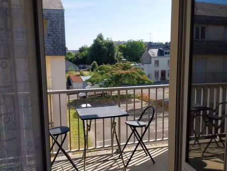 t2 meublé avec balcon  eau chaude et froide comprises