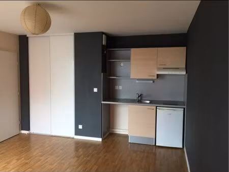 loue t2 avec garage fermé et balcon