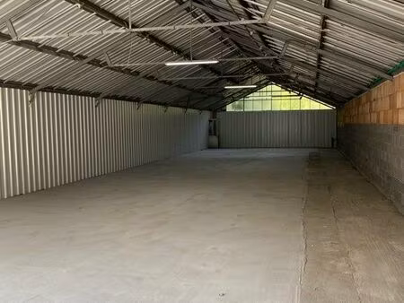 local / dépôt / entrepot de stockage