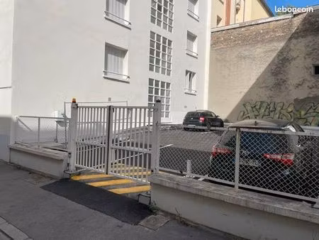 location place de parking lyon 2