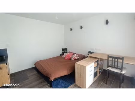 chambre indépendante à louer. femme uniquement