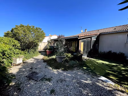 a vendre maison t4 de plain-pied avec véranda  garage. terrain de 502 m²