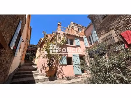à vendre – charmant t3 rénové au cœur du village médiéval de bormes-les-mimosas