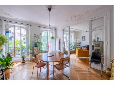 paris 18ème sud  très bel appartement 3 chambres dans un magnifique immeuble haussmannien.