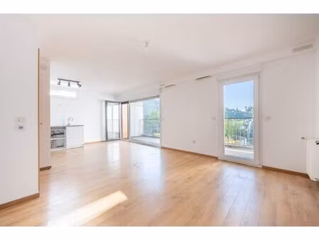studio lumineux avec balcon