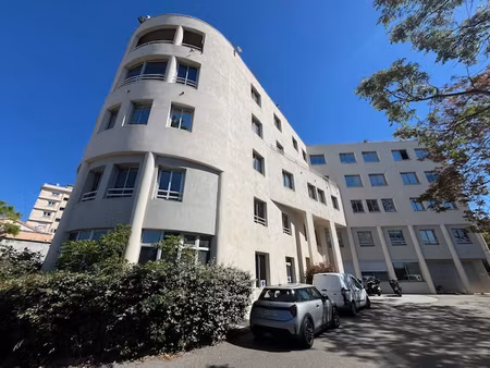 local a usage professionnel ou de bureaux