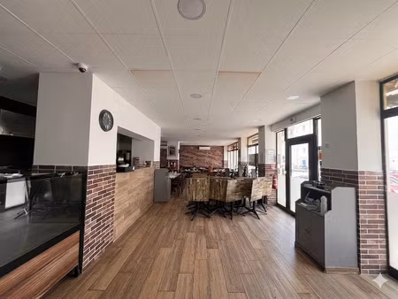 local commercial 216 m2 / ideal restauration / beau lineaire