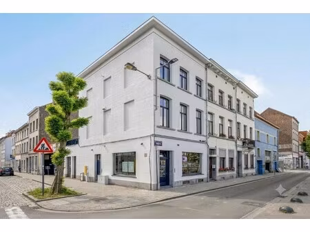 gerenoveerd herenhuis met handelszaak & kanaalzicht te koop