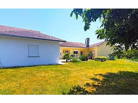 projan (32) maison rénovée avec dépendances et terrain.