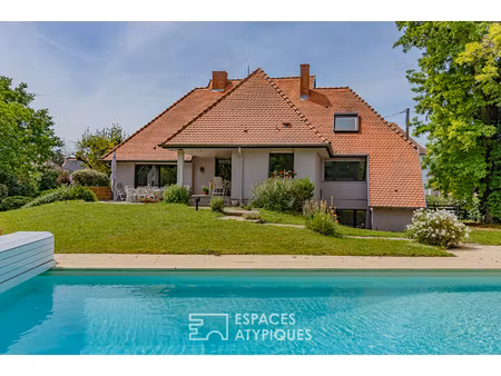 maison d'architecte et son jardin arboré avec piscine