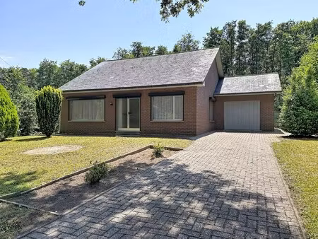 op te knappen woning met veel mogelijkheden op een mooi perceel.