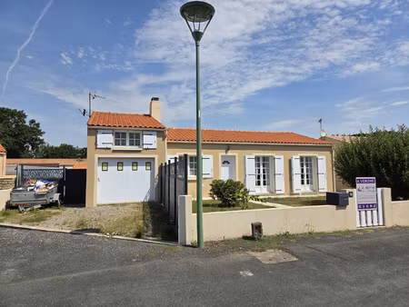 pavillon de plain-pied avec garage et jardin clos paysagé