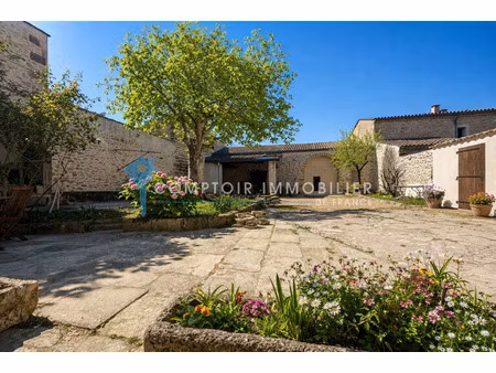 en exclusivité  propriété avec maison de maître entièrement