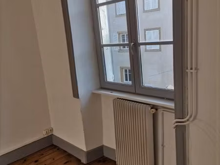 ?agréable t2? 37m²  au 2em étg à la place d'eglise st gênes  plein parking gratuit  vue dé