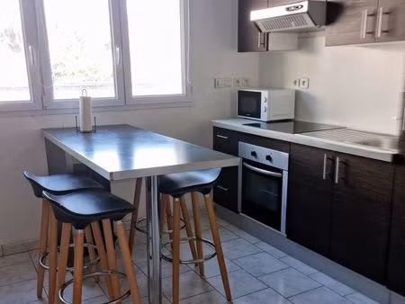 appartement meublé 65 m² – 2 chambres – parking – disponible