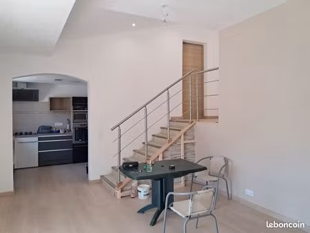 maison vide à louer à l'année avec jardin et mini piscine