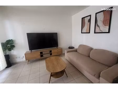 un appartement de deux/trois pièces principales  situé au rez-de-chaussée  comprenant : en