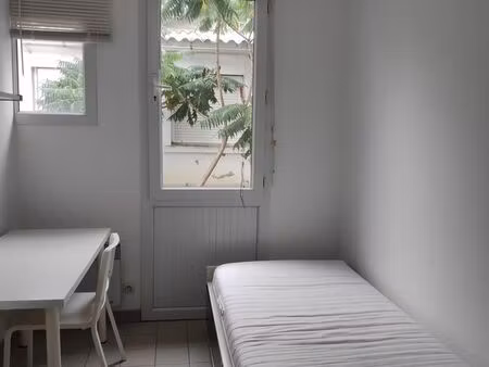 petite chambre indépendante avec salle d'eau attenante
