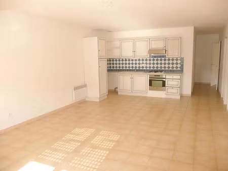 location appartement 4 pièces 82 m² à mallemort (13370)  1 020 €
