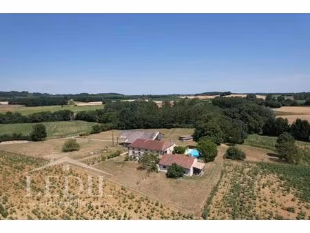 propriété sans aucun voisin avec maison  gite  piscine et hangar