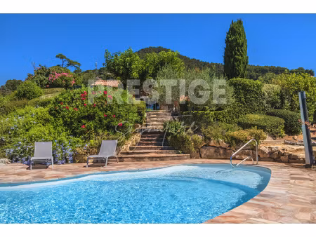 superbe villa provençale de196m2 avec piscine à carqueiranne