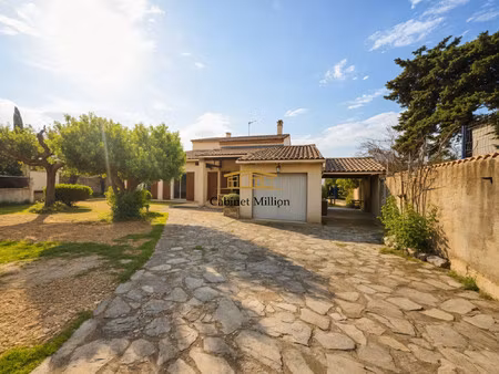 villa avec annexes sur terrain piscinable