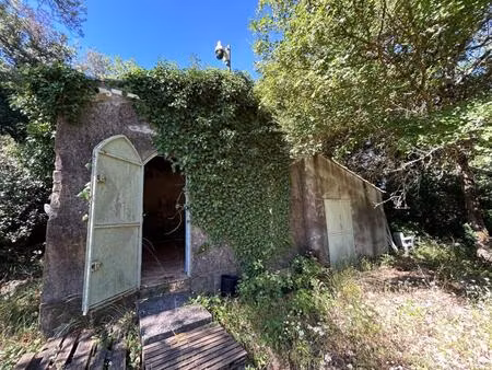 à louer - cabanon avec terrain agricole de 17 000 m² à cabasse