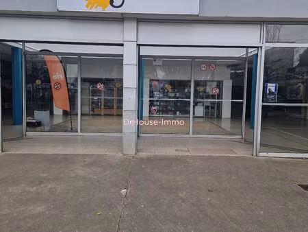 commerce spacieux avec terrasse à poitiers
