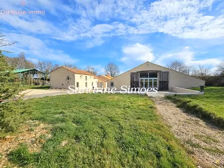 propriété de 230m2- 9 pièces- dépendances- terrain de 2 5 hectares et coup de pèche.