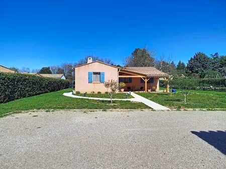 maison regusse individuelle de plain-pied de 82 m2 avec garage de 45 m2 sur une parcelle..