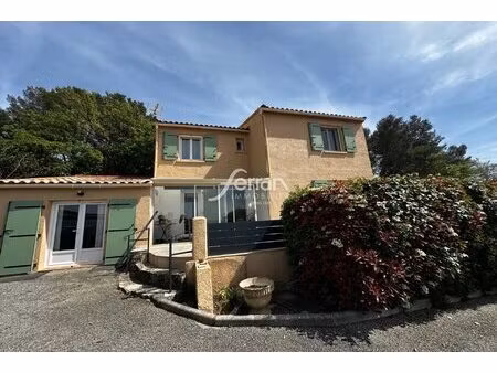 villa des années 80 construite sur une parcelle de 816m² clôtu