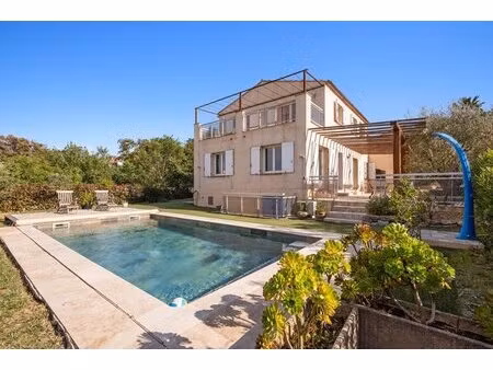 en exclusivité villa comprenant t4 + t2 + studio et piscine à vendre à cogolin