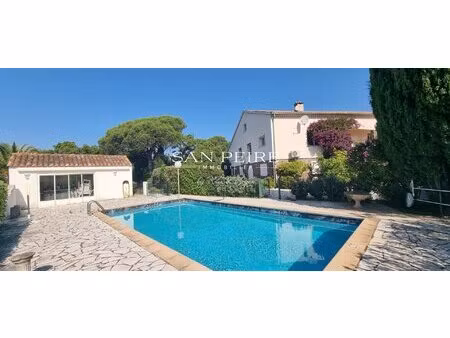 grande villa avec piscine sur beau terrain à 1 km de la mer