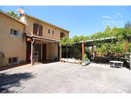 a vendre une grande maison sur un beau terrain de 3351 m²