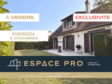 maison de 5 chambres  avec sous-sol complet au milieu d'un beau