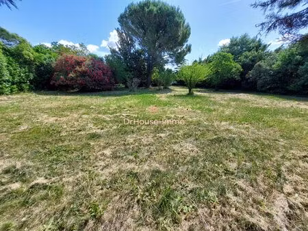 terrain constructible et détachable en 5 lots avec villa de plain-pied existante.