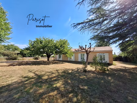 maison de plain-pied au calme avec grand terrain arboré – 4 chambres