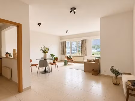 instapklaar en energiezuinig ruim twee slaapkamer appartement in het centrum van eke