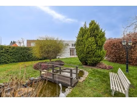 leemans immobiliën biedt u deze solide en ruime woning aan op een uitstekende en centrale 