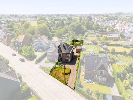 karaktervolle halfopen bebouwing met 3 slpks & apart bijgebouw op een perceel van ca. 1.22