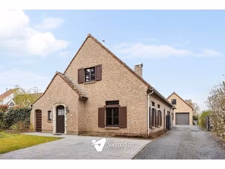 ruime gezinswoning in zeer gegeerde wijk in viversel met prachtig aangelegde tuin en werkh