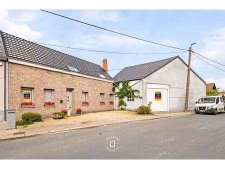 veelzijdige woning met 3 slaapkamers  ruime bijgebouwen en werkplaats te okegem