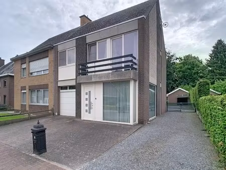 op te frissen 3-gevel met vrijstaande garage