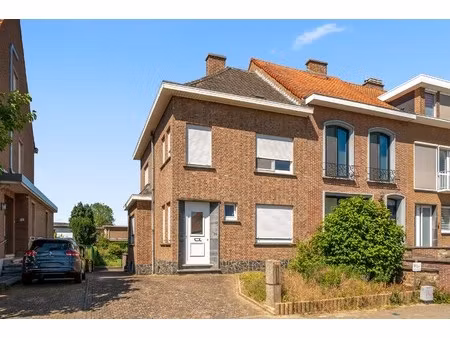 te renoveren half open bebouwing op een gunstige ligging te tienen