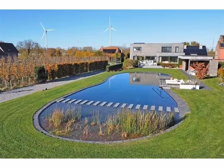 landelijk gelegen villa met weids zicht.