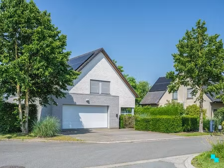 lichtrijke villa met vier slaapkamers en zonnige tuin in merelbeke kwenenbos