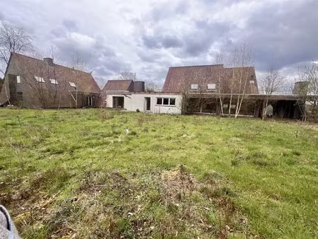 te renoveren enorme villa (925 m² bewoonbaar) op 7874 m²