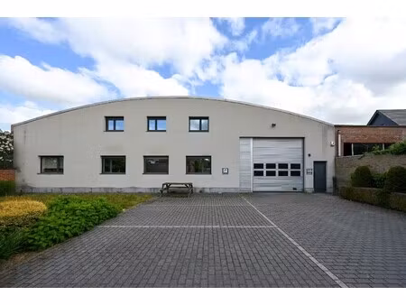 bedrijfsgebouw met kantoor- en opslagruimte en heel wat parking op toplocatie