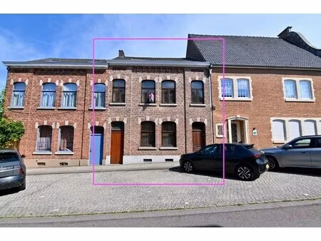 ruime stadswoning met tuin in het centrum van landen.