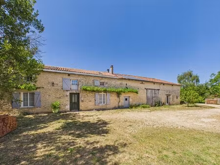 propriété de caractère exceptionnelle avec appartement indépendant  potentiel gîte  garage